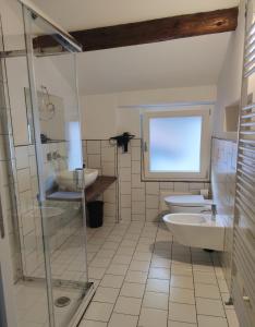 La salle de bains est pourvue d'un lavabo, de toilettes et d'une fenêtre. dans l'établissement Casa Ilanga, à Cannero Riviera