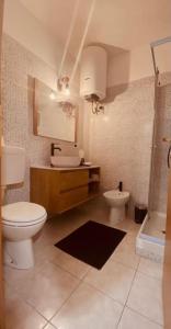 Un baño de Casa Vacanze Viale Miramare 31- Delizioso mini loft industrial