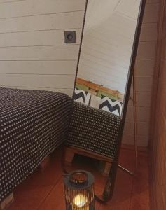 krzesło z poduszkami obok stołu w obiekcie Cottage Toladi w mieście Stepancminda