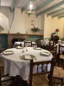 グラサレマにあるHotel Casa de las Piedrasのダイニングルーム(白いテーブルクロス付きのテーブル付)