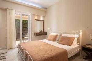 A bed or beds in a room at Harmony Apartments