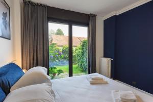 - une chambre avec un lit et une grande fenêtre dans l'établissement Dolce Vita Baveno - By Impero House, à Baveno
