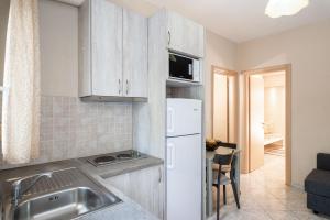 A kitchen or kitchenette at Harmony Apartments