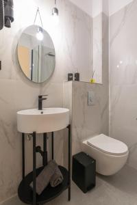 A bathroom at Harmony Apartments