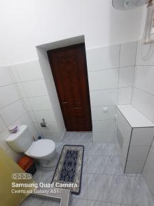 ヒヴァにあるGuest House Khiva BOYJON OTAのバスルーム(トイレ付)、茶色のドアが備わります。 +37枚の写真