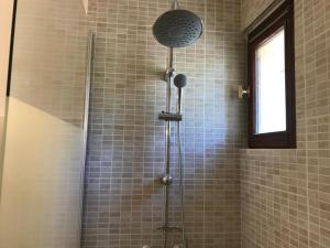een douche in een badkamer met een glazen deur bij La Saluade, pour curistes ou vacanciers in Gréoux-les-Bains +16 foto's