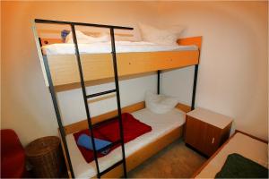 Poschodová posteľ alebo postele v izbe v ubytovaní DDR Bungalow direkt am Strand auf Rügen
