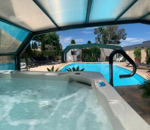 - une piscine avec un jacuzzi dans l'établissement Residence Melody, à Saint-Rémy-de-Provence