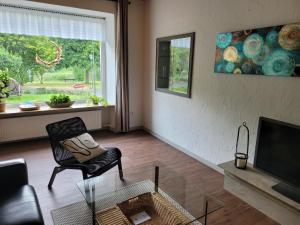 TV a/nebo společenská místnost v ubytování Ferienhaus im Moseltal