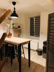 ein Esszimmer mit einem Tisch und einem Fenster in der Unterkunft L'escapade champenoise in Villers-Marmery