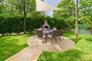 patio ze stołem i krzesłami na podwórku w obiekcie Holiday Homes Sunny Twins by Rent Istria w mieście Grožnjan +27 zdjęć