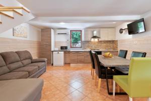 Kuchnia lub aneks kuchenny w obiekcie Holiday Homes Sunny Twins by Rent Istria