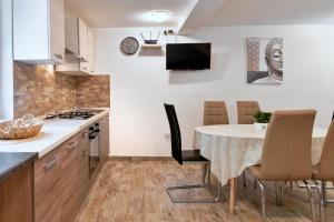 Kuchnia lub aneks kuchenny w obiekcie Holiday Homes Sunny Twins by Rent Istria