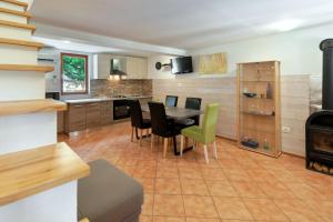 Kuchnia lub aneks kuchenny w obiekcie Holiday Homes Sunny Twins by Rent Istria