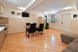 Kuchnia lub aneks kuchenny w obiekcie Holiday Homes Sunny Twins by Rent Istria