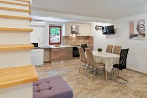 Kuchnia lub aneks kuchenny w obiekcie Holiday Homes Sunny Twins by Rent Istria