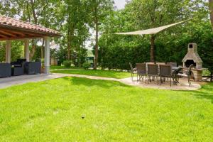 Ogród w obiekcie Holiday Homes Sunny Twins by Rent Istria