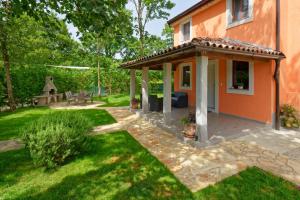 Ogród w obiekcie Holiday Homes Sunny Twins by Rent Istria