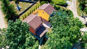 widok na dach domu z drzewami w obiekcie Holiday Homes Sunny Twins by Rent Istria w mieście Grožnjan