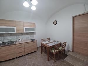 Kuchyňa alebo kuchynka v ubytovaní RÁD-VÁR Apartmanház