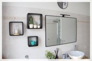uma casa de banho com um espelho e um lavatório em Your Place By The Lake - near Leonardo Academy, MXP em Sesto Calende