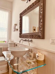 La salle de bains est pourvue d'un lavabo et d'un miroir. dans l'établissement Casa liberty tra i vigneti - 2 camere da letto, à Conselve