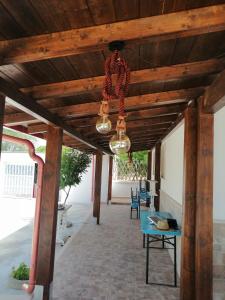 SavaにあるCasa Vacanza La Cravaの木製の天井(パティオにシャンデリア付)