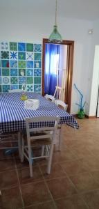 SavaにあるCasa Vacanza La Cravaの- 青と白のテーブルと椅子