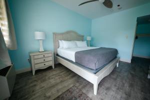 ein Schlafzimmer mit einem Bett und einem Nachttisch mit einer Lampe in der Unterkunft The General Stanton Inn in Charlestown