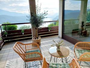 d'un balcon avec des chaises et une table offrant une vue. dans l'établissement Panoramasuite am Millstättersee, à Dellach