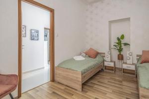 um quarto com uma cama e um espelho em Chameleon Apartment Budapest em Budapeste