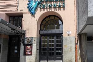 Un edificio con puertas negras y un cartel en él. en Chameleon Apartment Budapest, en Budapest