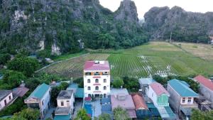 una vista aerea di un piccolo villaggio con un edificio di Tam Coc Mountain Flower Homestay a Vũ Lâm
