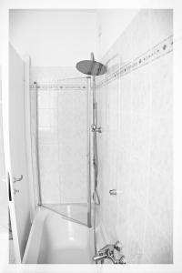 prysznic ze szklanymi drzwiami obok umywalki w obiekcie Your Place By The Lake - near Leonardo Academy, MXP w mieście Sesto Calende