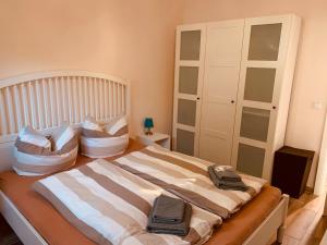 1 dormitorio con 1 cama con 2 toallas en Kleine Auszeit, en Rostock