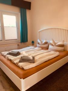 ロストックにあるKleine Auszeitの窓付きの客室で、白い大型ベッド1台が備わります。