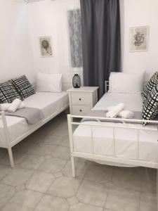 dos camas sentadas una al lado de la otra en un dormitorio en Camara House, Antiparos, en Antíparos