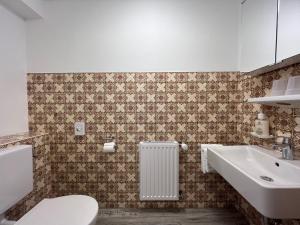 uma casa de banho com um WC branco e um lavatório. em Ferienwohnung Mariandl em Schwangau