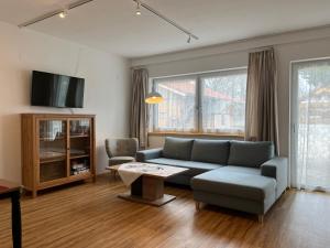 uma sala de estar com um sofá e uma mesa em Ferienwohnung Mariandl em Schwangau