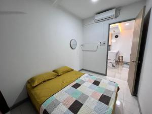 - une petite chambre avec un lit et une salle de bains dans l'établissement Qaisara Qais Homestay, à Kuala Terengganu