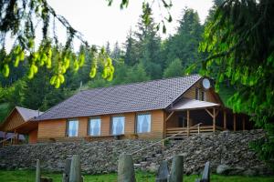 a log cabin in the middle of a forest at Cabana Dor de Apuseni in Cîmpeni