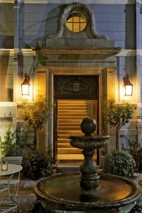 une fontaine devant un bâtiment avec une porte dans l'établissement Labotessa Luxury Boutique Hotel, au Cap