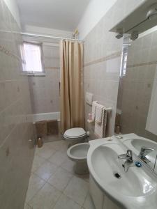 bagno bianco con servizi igienici e lavandino di Casa SilSte a Varazze