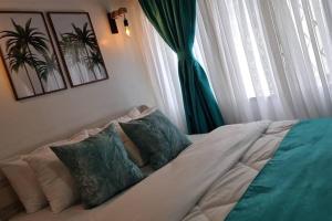Un pat sau paturi într-o cameră la Charming 1 bedroom house with garden view in Nairobi!