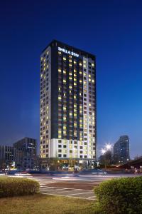 een hoog gebouw met een schnitzelgroepbord erop bij Shilla Stay Seodaemun Seoul Station in Seoul