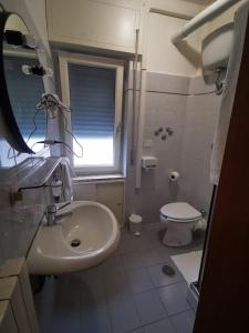 uma casa de banho com um lavatório e um WC em D&V MAISON em Potenza