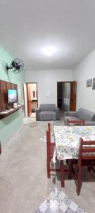 sala de estar con mesa y sofá en Casa Serrana beach Camocim, en Camocim