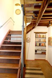 escalera en una habitación con estantería en Casa MarJù en Montemassi