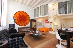 sala de estar con sofá y mesa en City Apartments San Marco, en Venecia