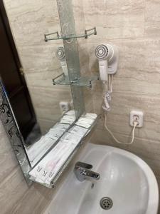 Bilik mandi di Hotel Astam